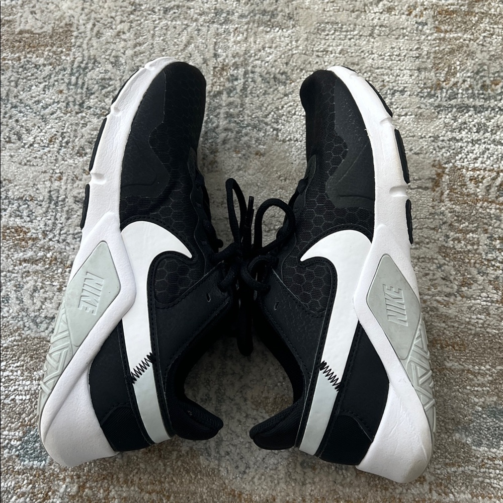 ‼️ Nike Black and White Athletic Shoes ‼️ - Picture 2 of 4